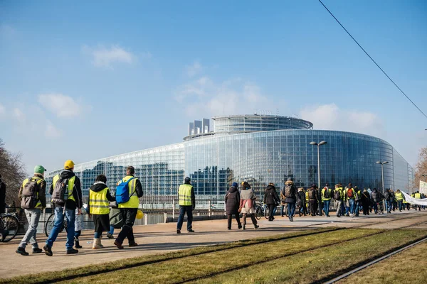 Gente Gilets Jaunes o chaleco amarillo protestan en Estrasburgo Francia — Foto de Stock