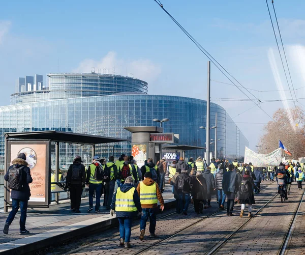 Emberek Gilets Jaunes vagy sárga mellény tiltakozás, Strasbourg, Franciaország — Stock Fotó