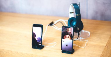 İphone 8 Beats Studio 3 kulaklık yanında elma bilgisayar iphone Xs