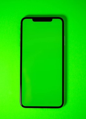 Apple iphone Xs Max canlı yeşil arka plana karşı