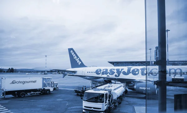 Самолет EassyJet на взлетной полосе в аэропорту Базеля — стоковое фото