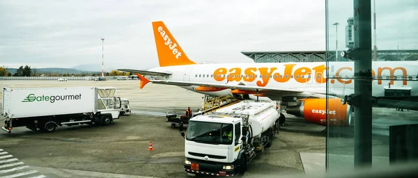 EassyJet avión sobre asfalto en Basilea Aeropuerto — Foto de Stock