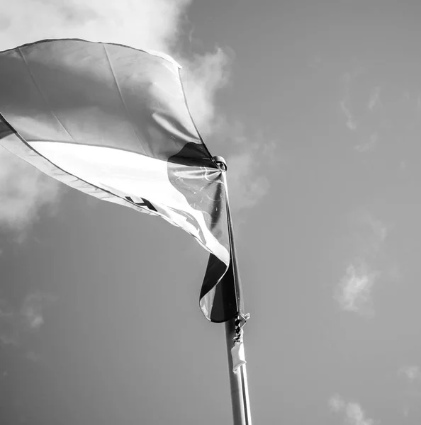 Hapag-Lloyd flag vinker mod blå himmel - Stock-foto
