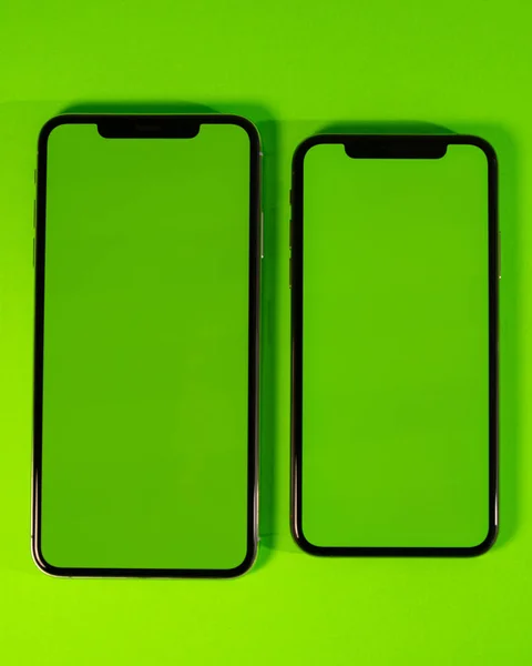 Apple iPhone Xs et Max sur fond vert vibrant — Photo