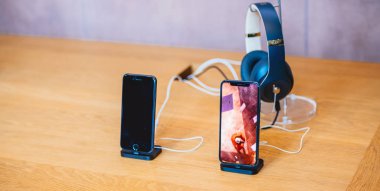 İphone 8 Beats Studio 3 kulaklık yanında elma bilgisayar iphone Xs