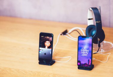 İphone 8 Beats Studio 3 kulaklık yanında elma bilgisayar iphone Xs