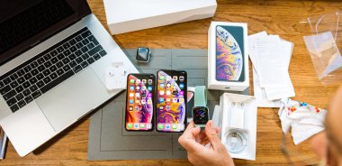 Adam unboxing en son iphone Xs ve Apple Watch serisi 4