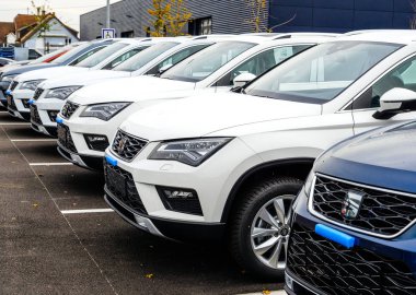 Araba satıcısı yeni araçların park yerinde koltuk