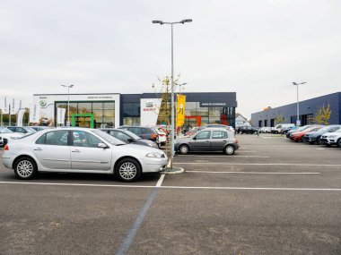 Araba satıcısı yeni araçların park yerinde Grand Est otomobil Skoda Seart 