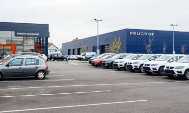 Araba satıcısı yeni araçların park yerinde