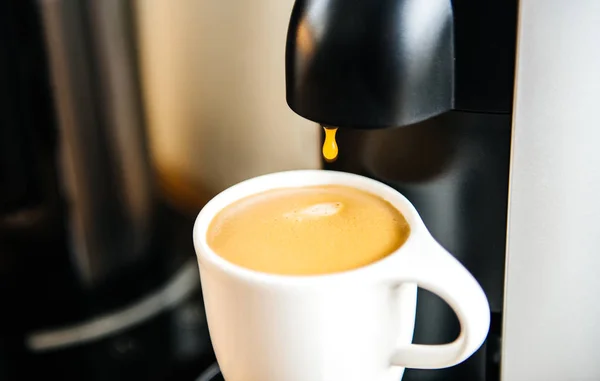 Delicious coffee drop by drop coffee in white porcelain cup — Stock Photo, Image