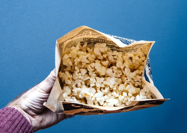 Worek gospodarstwa strony człowieka z popcornu — Zdjęcie stockowe
