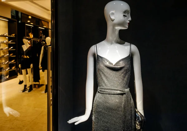 Vestido de noite de luxo em manequim em loja de moda — Fotografia de Stock