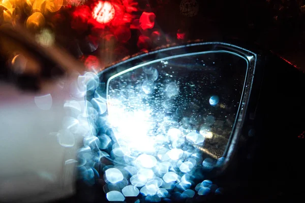 Retrovisor coche conducción tiempo lluvioso nieve noche ciudad —  Fotos de Stock