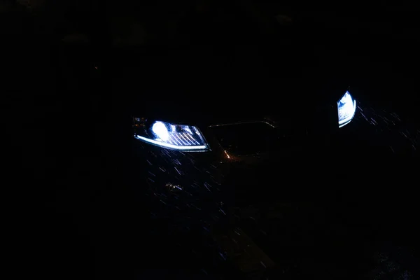 Xenon luci a led scarsa visibilità auto vista notturna — Foto Stock