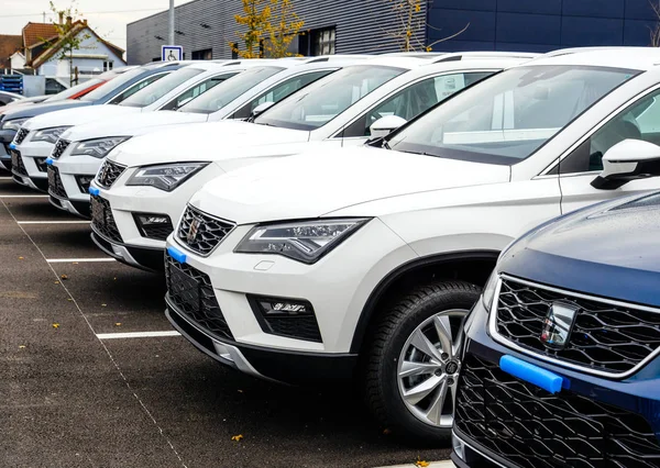 Samochód dealera nowych samochodów marki Seat w parkingu — Zdjęcie stockowe