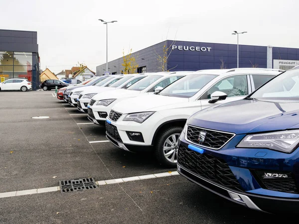 Pengedar mobil kursi mobil baru di tempat parkir — Stok Foto