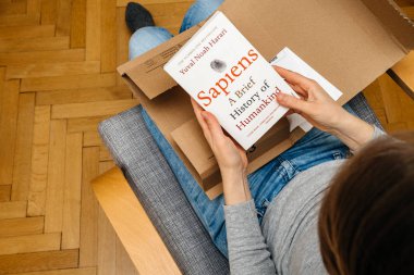 Kadın/açma unboxing Amazon Prime karton kutu