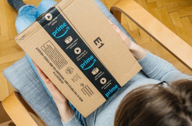 Kadın unboxing Amazon Prime karton kutu viski bant mühürleme açma