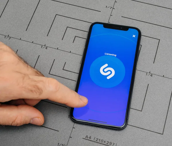 Ο άνθρωπος χέρι Ανοίξτε τη μουσική Shazam app iphone Xs — Φωτογραφία Αρχείου