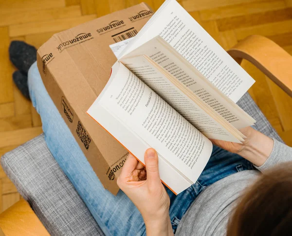 Mujer curiosa desembalaje unboxing Amazon Prime caja de cartón — Foto de Stock