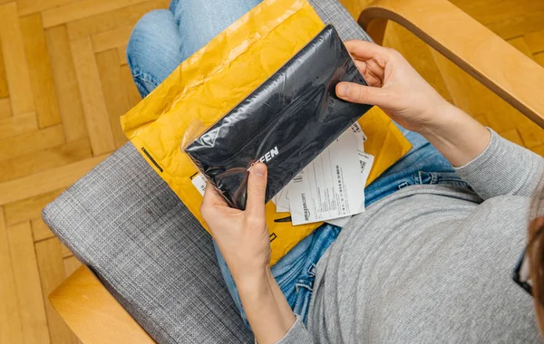 Женщина распаковывает коробку Amazon Prime — стоковое фото