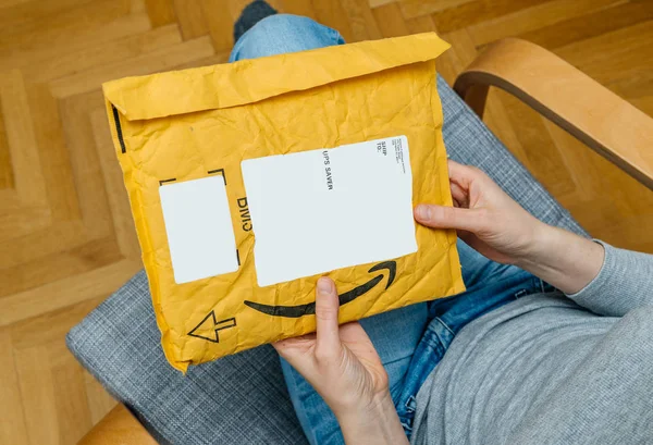 Kadın/açma unboxing Amazon Prime karton kutu — Stok fotoğraf