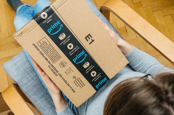 Mujer desembalaje unboxing Amazon Prime caja de cartón cinta de sellado escocés —  Fotos de Stock