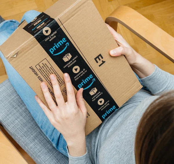 Mujer desembalaje unboxing Amazon Prime caja de cartón cinta de sellado escocés —  Fotos de Stock