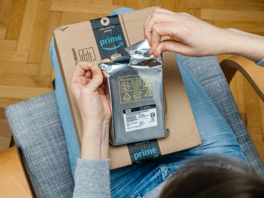 Kadın/açma unboxing Amazon Prime karton kutu Hdd
