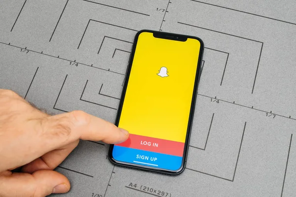 Χέρι smartphone iphone χρησιμοποιώντας το Snapchat — Φωτογραφία Αρχείου