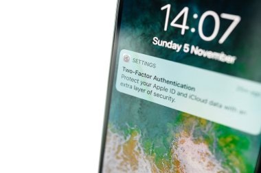 İphone Xs ekranda iki faktörlü kimlik doğrulama iletisi