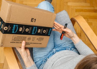 Kadın unboxing unpacking kaynak kutusu