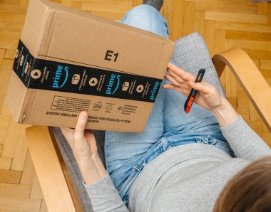 Kadın unboxing unpacking kaynak kutusu