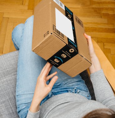 Kadın unboxing unpacking kaynak kutusu