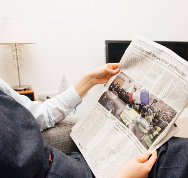 Kadın Fransız Le Figaro gazetesi okuma