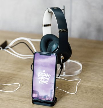 İphone 8 Beats Studio 3 kulaklık yanında elma bilgisayar iphone Xs