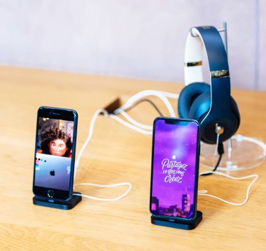 İphone 8 Beats Studio 3 kulaklık yanında elma bilgisayar iphone Xs