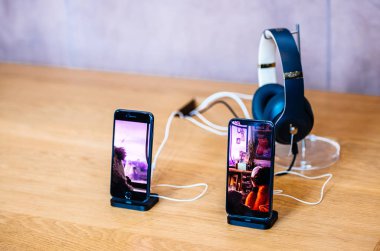 İphone 8 Beats Studio 3 kulaklık yanında elma bilgisayar iphone Xs