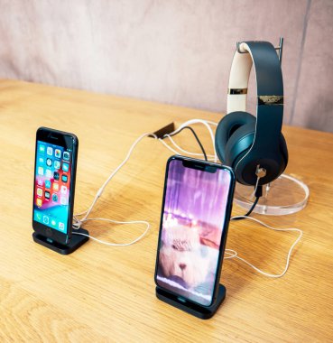 İphone 8 Beats Studio 3 kulaklık yanında elma bilgisayar iphone Xs