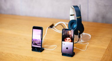 İphone 8 Beats Studio 3 kulaklık yanında elma bilgisayar iphone Xs