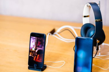 İphone 8 Beats Studio 3 kulaklık yanında elma bilgisayar iphone Xs