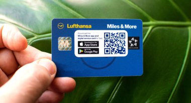Mil ve daha fazla üyelik Lufthansa kartı tutan erkek el