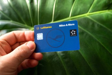 Mil ve daha fazla üyelik Lufthansa kartı tutan erkek el