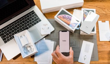 Adam ilk kurulum yeni iPhone Xs ve Xs Max