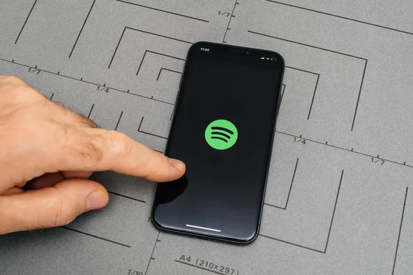 IPhone X Xs με το χέρι πιέζοντας το κουμπί της Spotify — Φωτογραφία Αρχείου