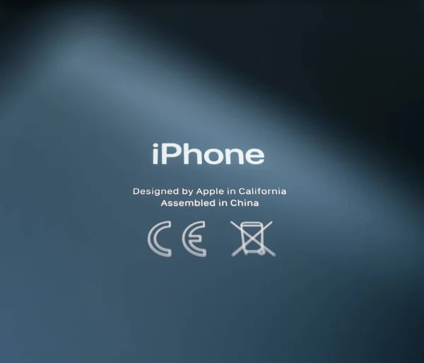 Zaprojektowany przez apple w Kalifornii wykonane w Chinach iphone Xs szkła — Zdjęcie stockowe