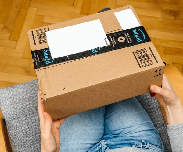 Kadın unboxing unpacking kaynak kutusu — Stok fotoğraf