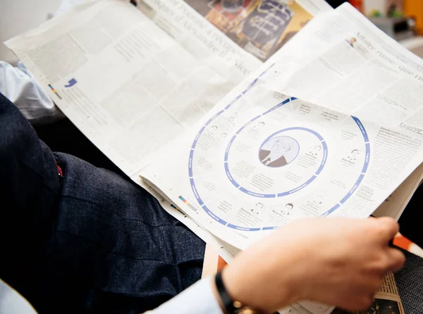 Vrouw Frans Le Figaro krant lezen — Stockfoto