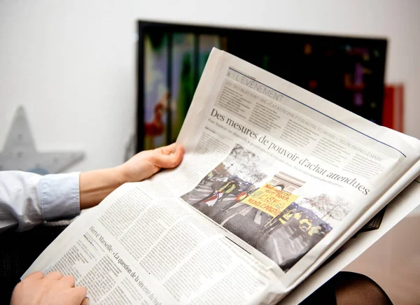 Γυναίκα διαβάζει γαλλική Le Figaro εφημερίδα — Φωτογραφία Αρχείου